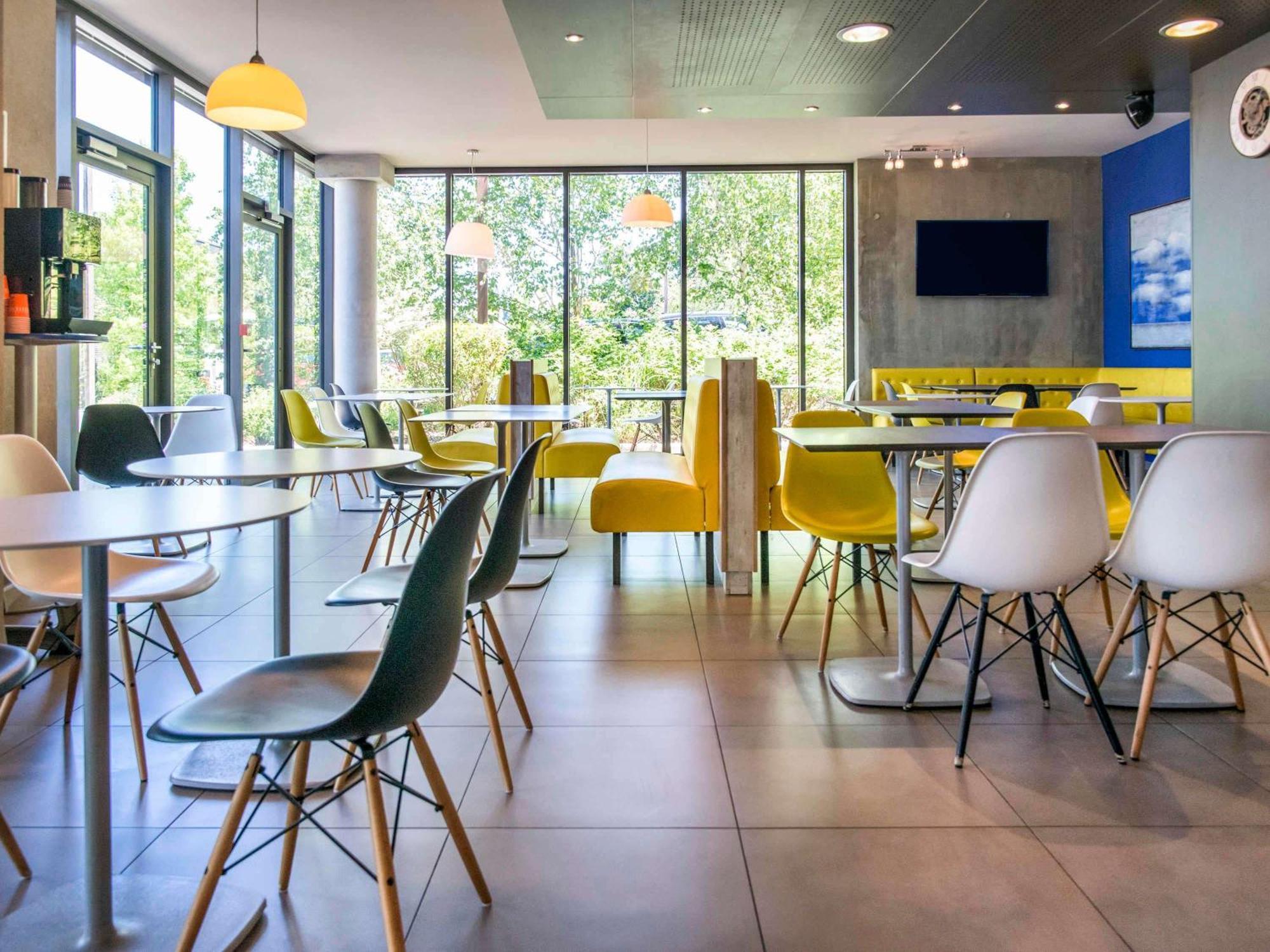 Ibis Budget Archamps Porte De Geneve Exterior foto