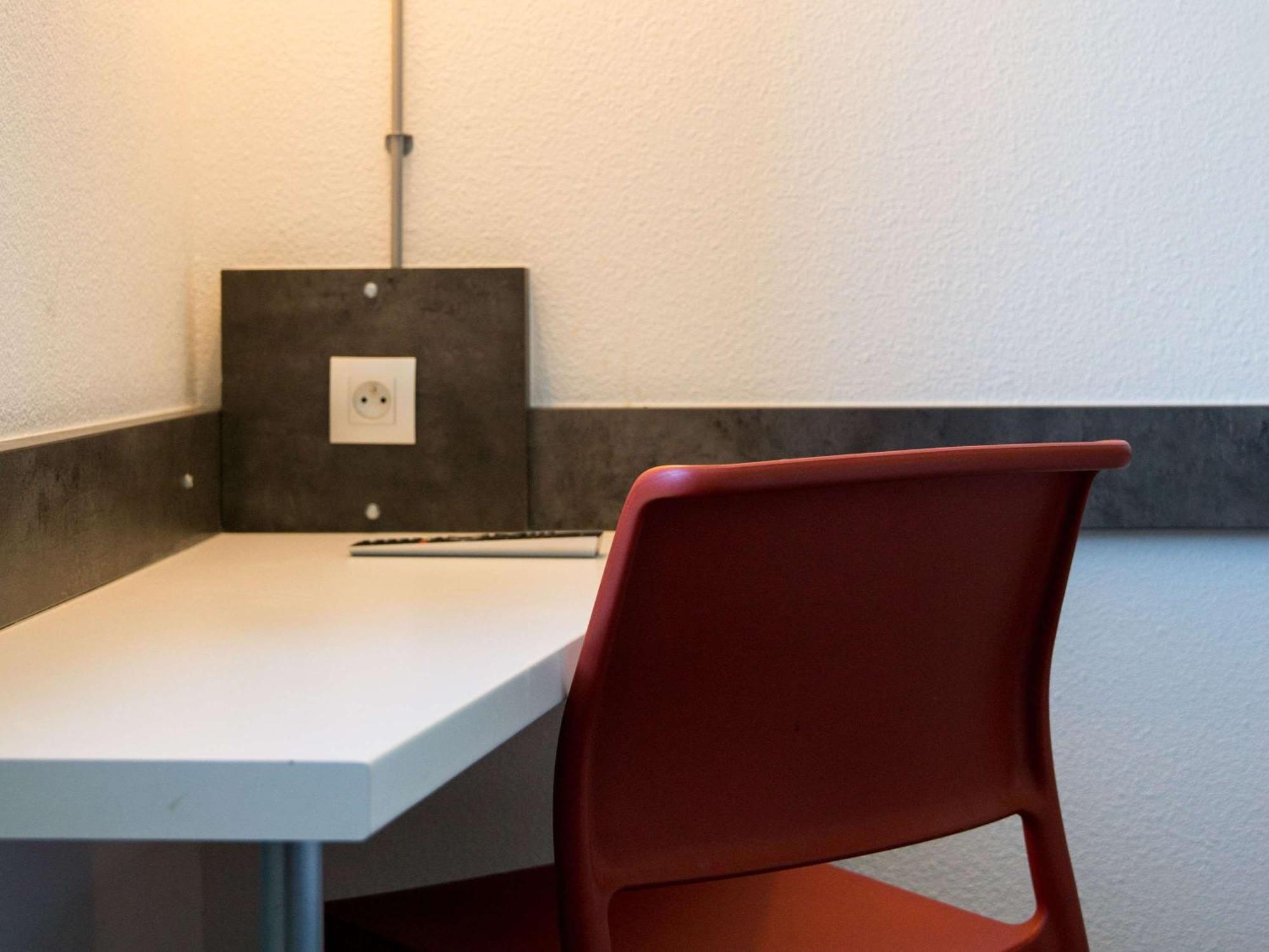 Ibis Budget Archamps Porte De Geneve Exterior foto